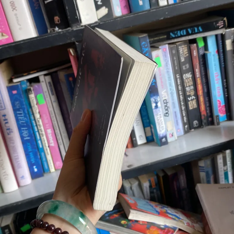 Máu" (Blood) của tác giả Maggie Gee.  Thể 996436