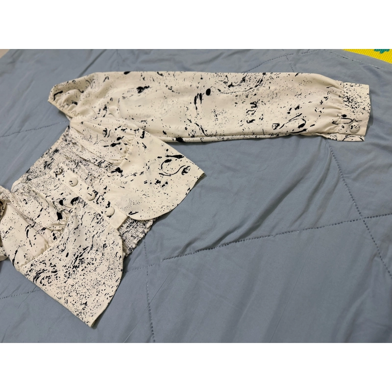 Áo kiểu hoạ tiết croptop nút bọc dài tay size M 463354