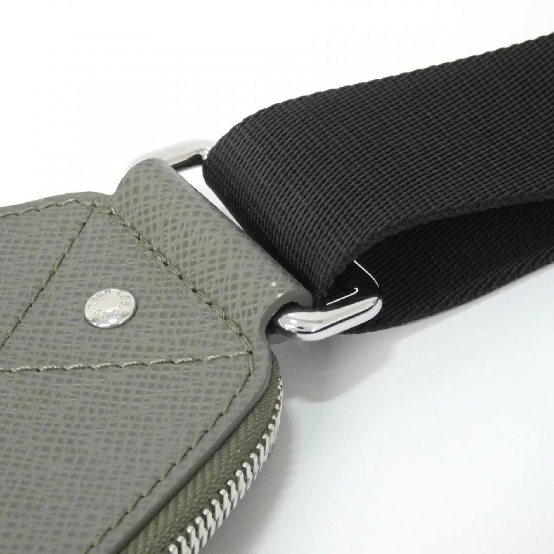 Túi đeo chéo Louis Vuitton Taiga Avenue M30973 - Hàng hiệu chính hãng 767827