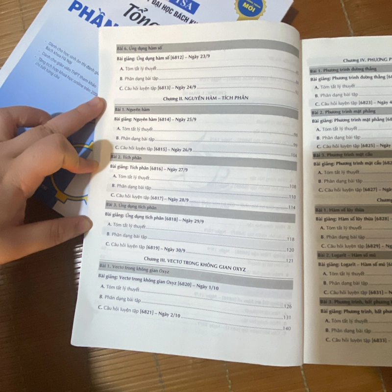 Combo tổng ôn toán học moon book (có đáp án, lời giải, video chi tiết) 447183