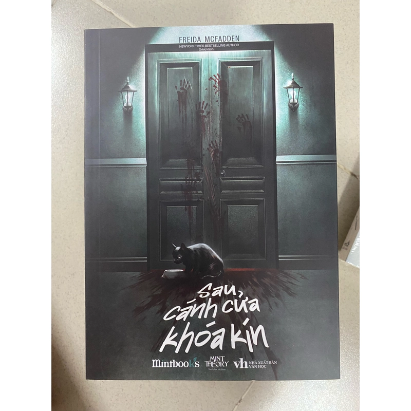 Sách Sau cánh cửa khoá kín 463748