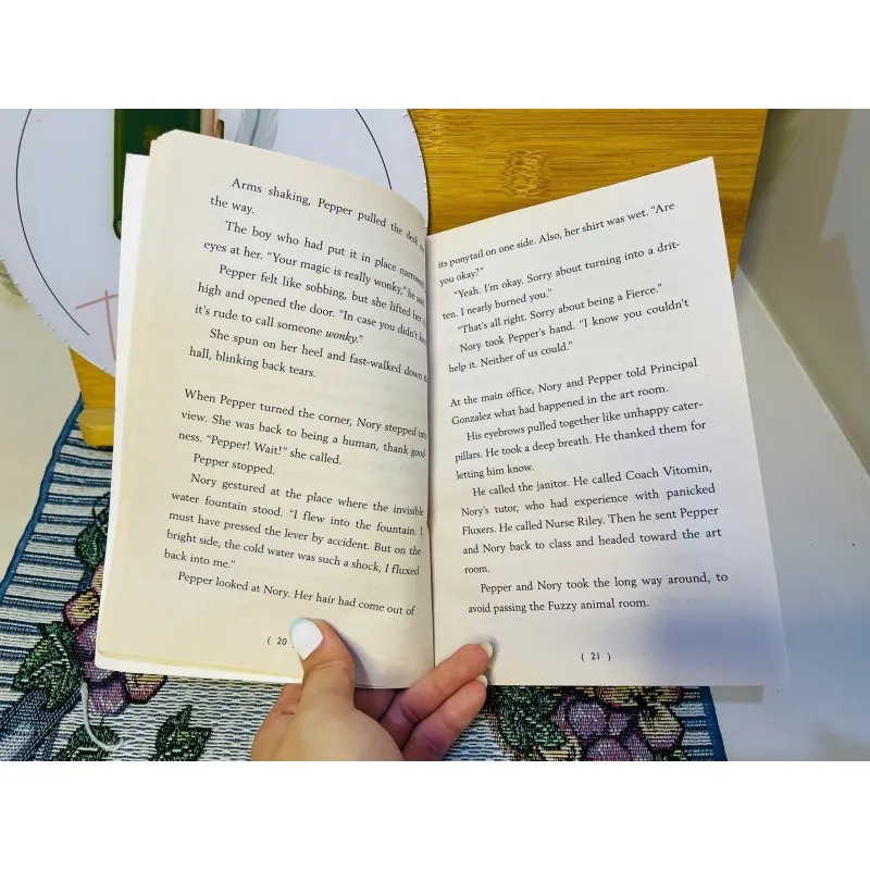 [Sách tiếng Anh 2hand] Like new 90% - Showing Off 936764