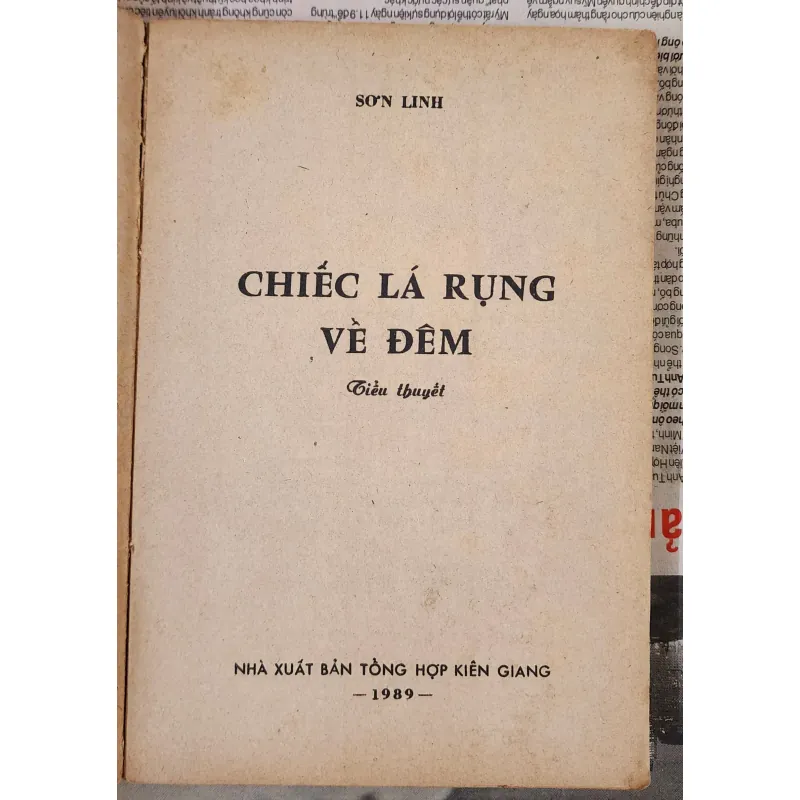 Tiểu thuyết CHIẾC LÁ RỤNG VỀ ĐÊM (301 trang) - Tác giả: Sơn Linh 993427