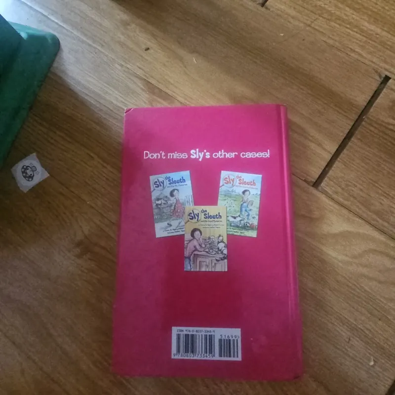Sly the Sleuth and the Code Mysteries (bìa cứng) Giá 30k  603940