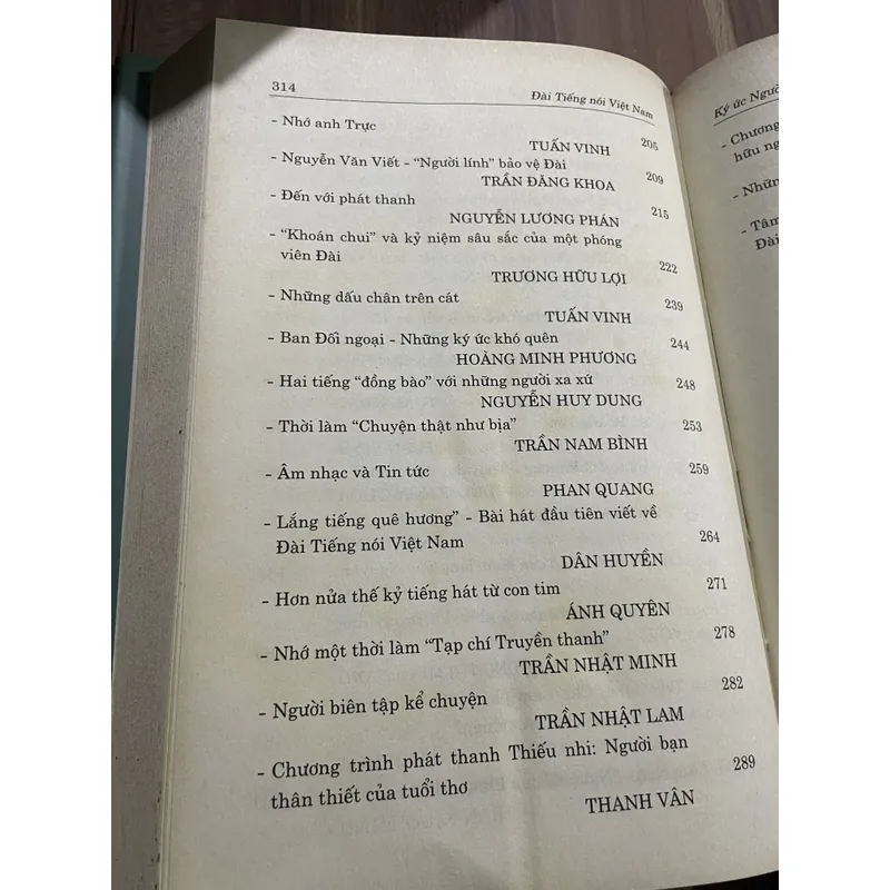 ĐÀI TIẾNG NÓI VIỆT NAM KÝ ỨC NGƯỜI VÀ NGHỀ 2 tập, bìa cứng 713076