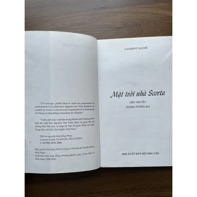 Mặt trời nhà Scozta - Laurent Gaudé 972714
