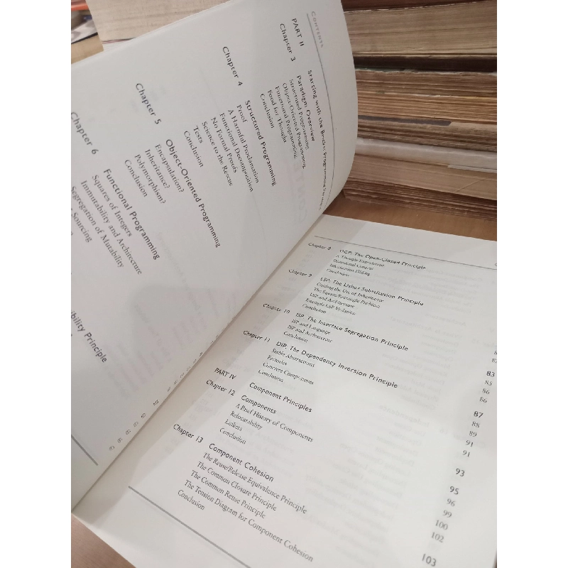 Clean Architecture: A craftsman's guide to software structure and design - Robert C. Martin Series 998363