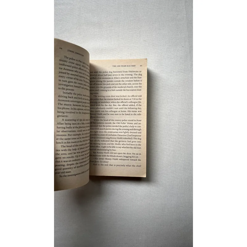 The Hundred-Year-Old Man Who Climbed Out the Window and Disappeared - Jonas Jonasson 1028832