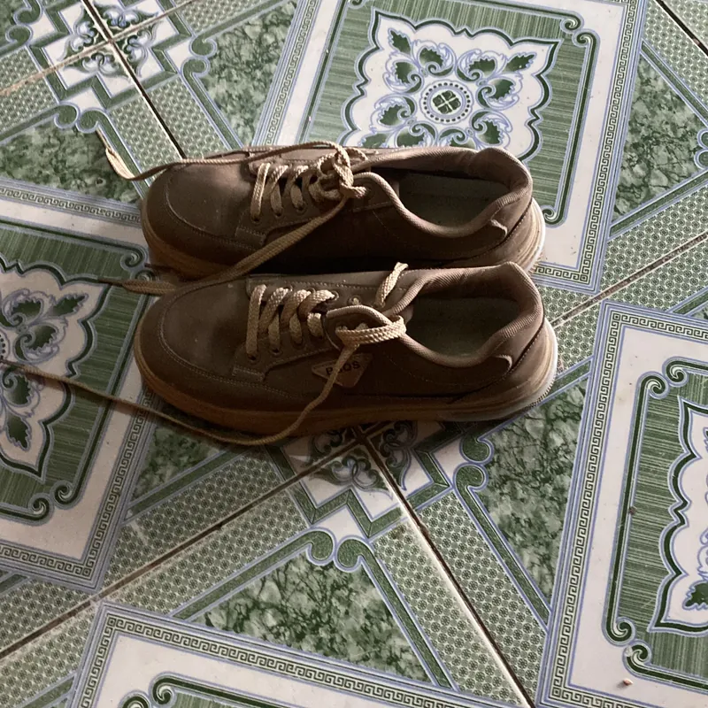 Đôi giày hiệu  692572