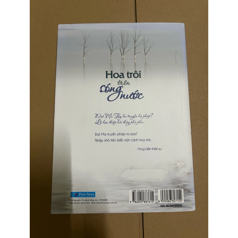 Hoa trôi trên sóng nước 504239