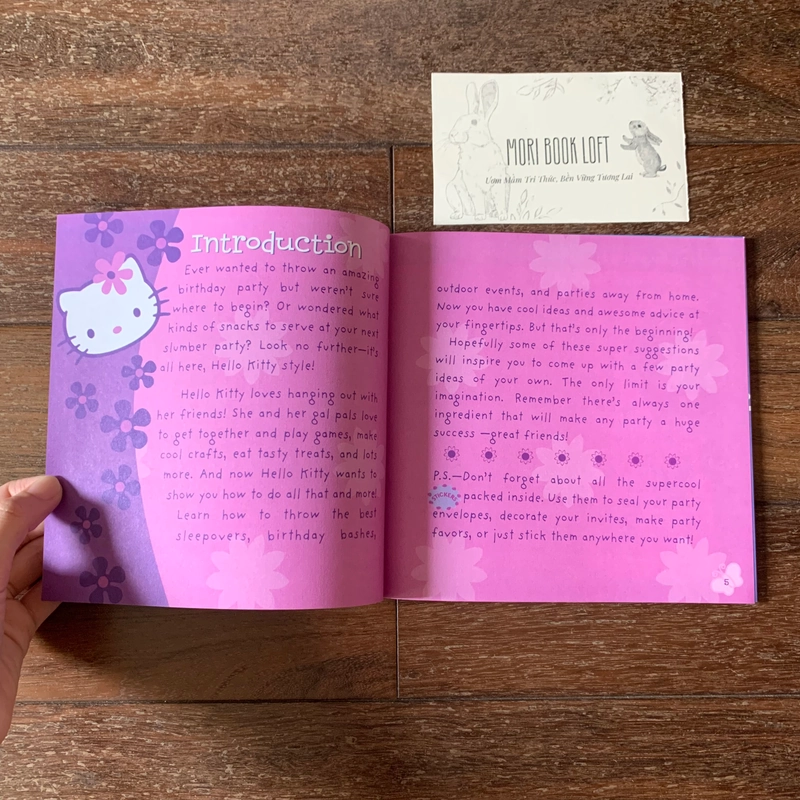 Sách tranh tiếng anh Hello Kitty's Book of Friendship Fun & Activities, Used 478718