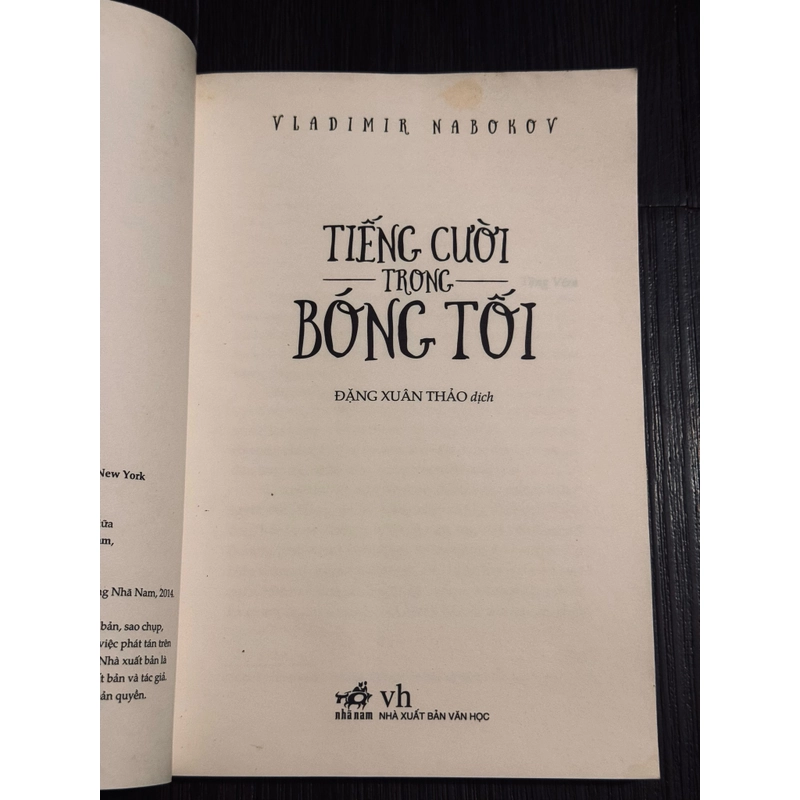 Tiếng cười trong bóng tối 524183