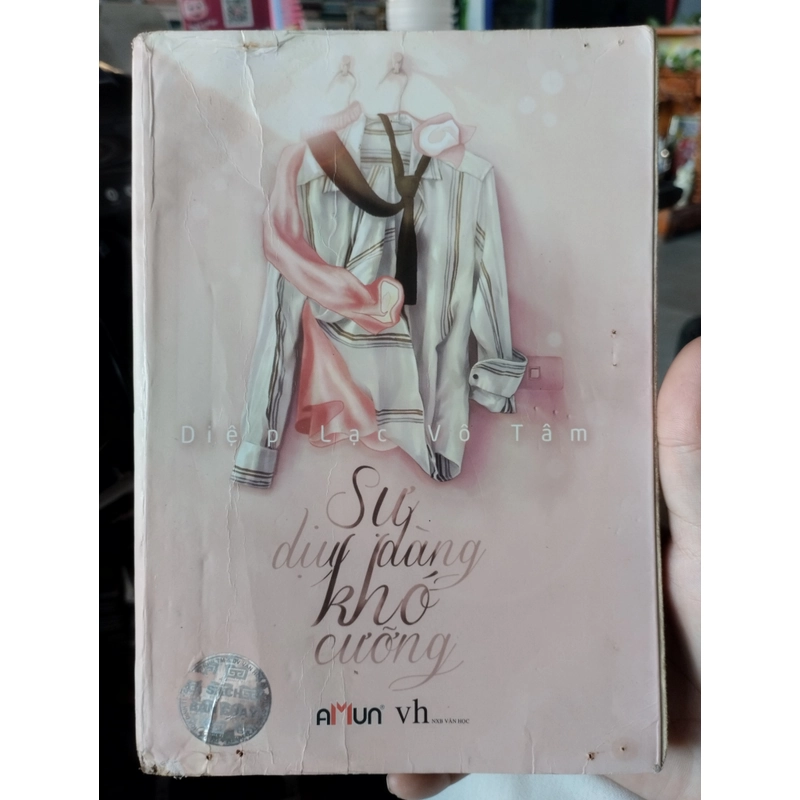 cuốn tiểu thuyết ngôn tình "Sự Dịu Dàng Khó Cưỡng" của tác giả Diệp Lạc Vô Tâm. 
 525221