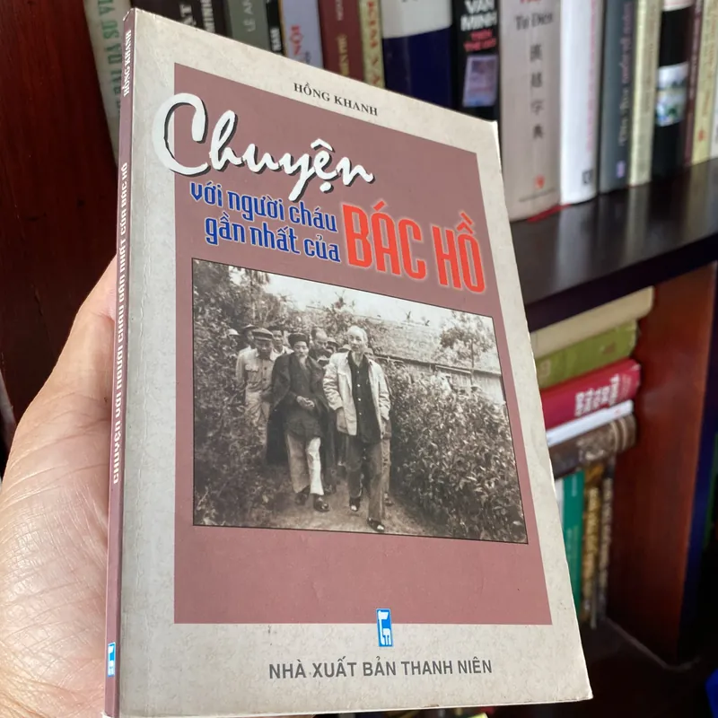 CHUYỆN VỚI NGƯỜI CHÁU GẦN NHẤT CỦA BÁC HỒ (XB 2001) 697965