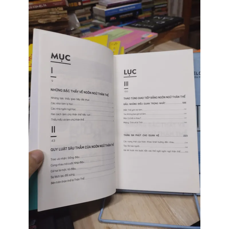 Sách: Phất tay lung lay thế giới - TG: Oopsy (B1) 786730