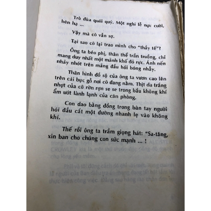 Cuối tuần trong thế giới bên kia theo dấu chân cảnh sát điều tra 1999 mới 65% bẩn bung gáy bìa xấu Kiều Hoa HPB0906 SÁCH VĂN HỌC 346319