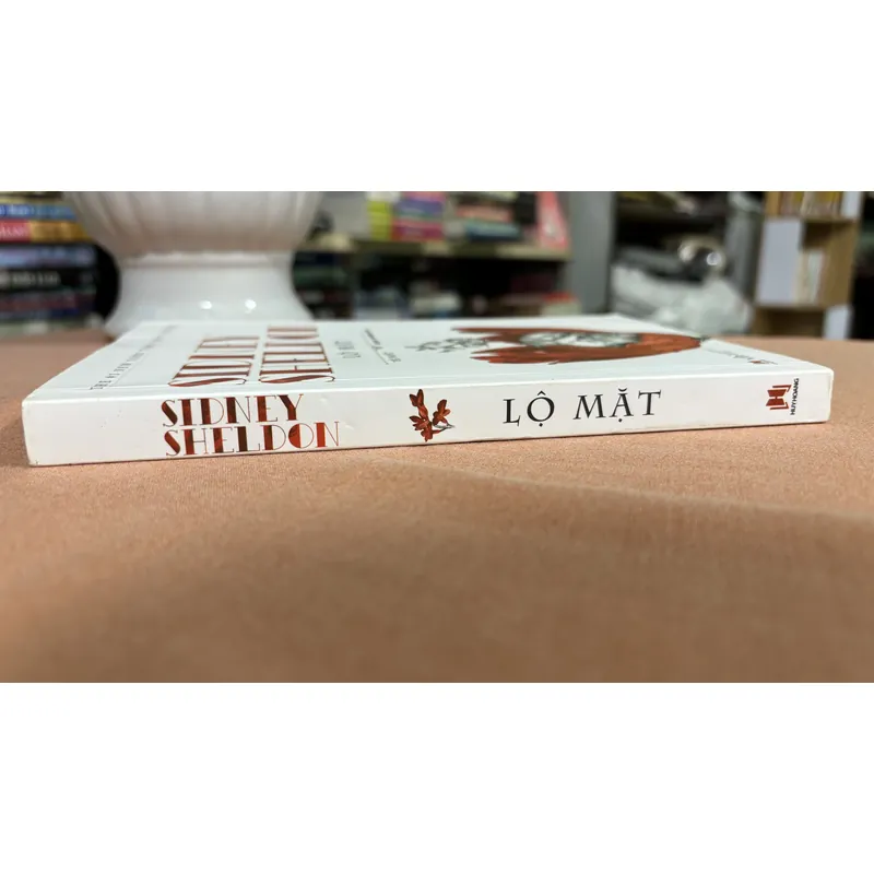 Lộ mặt - Sidney Sheldon 🌊 694693