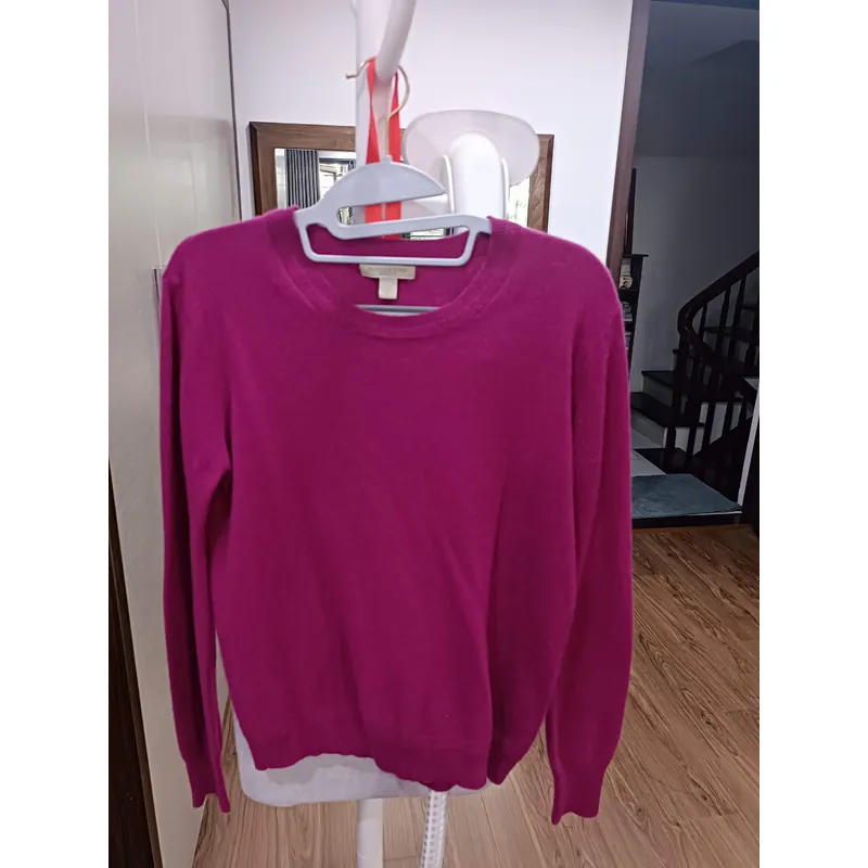 Áo len cổ tròn hãng Burberry, size S, màu hồng cánh sen, còn mới 95%. 681925