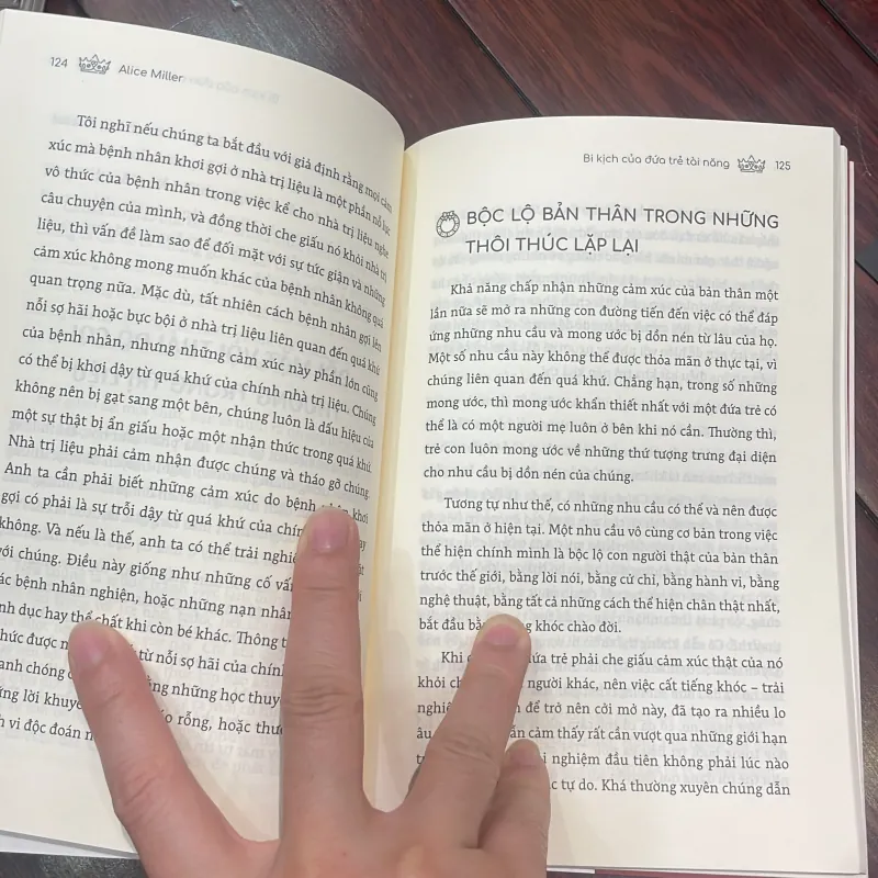 BI KỊCH CỦA ĐỨA TRẺ TÀI NĂNG PhD Alice Miller giáo dục độc hại quan hệ cha mẹ con cái 1046451