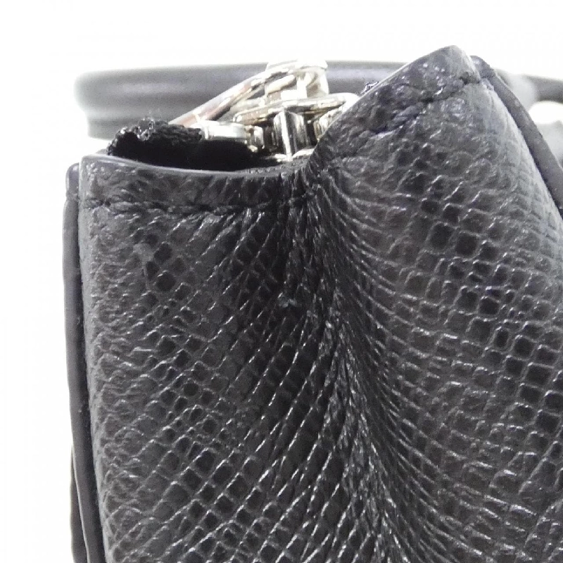 Túi xách Louis Vuitton Taiga Vertical Tote M30811 610521