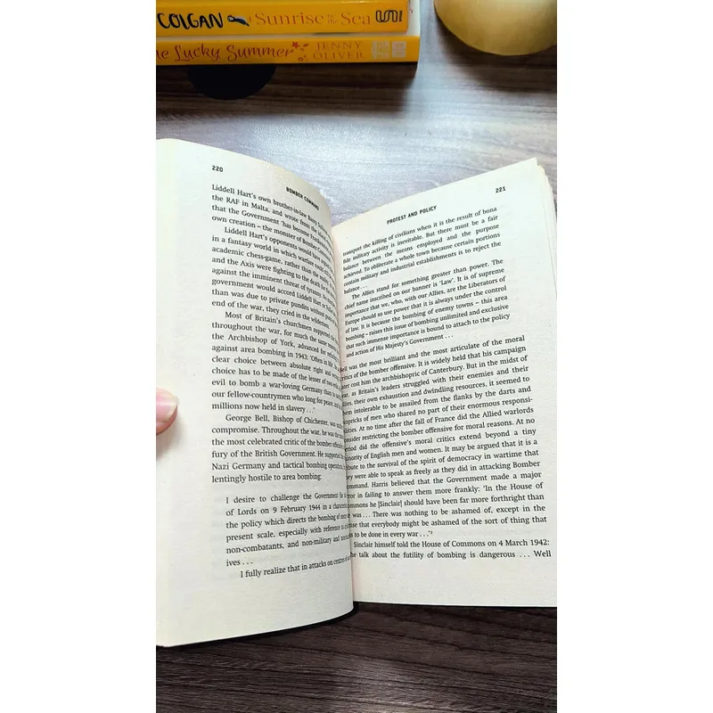 Pan Military Classics Series - Bomber Command (Max Hastings) (preloved book) 722872