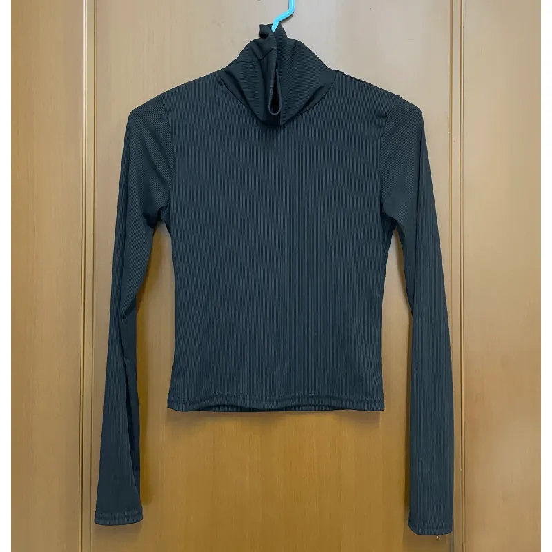 Áo thun cổ lọ Zara dáng crop phù hợp dưới 48kg 974011