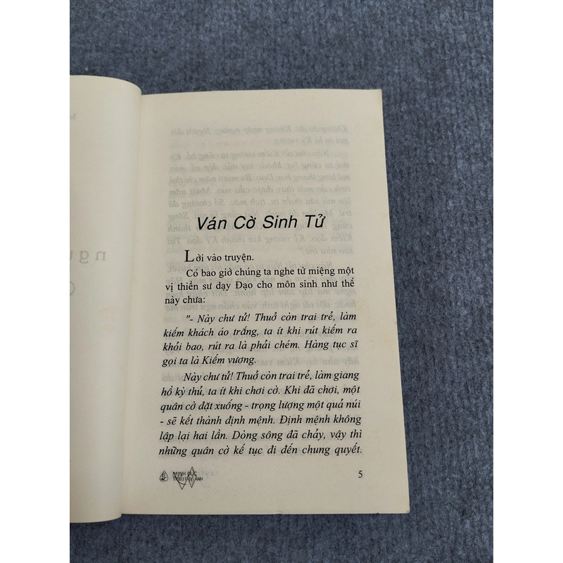 NGƯỜI TRỒNG HOA VÀ CHÀNG TU SĨ 494924