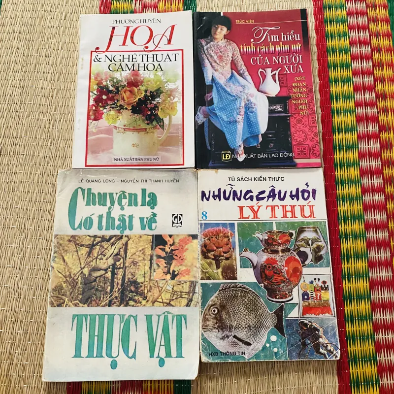 4 cuốn gồm cắm hoa, câu hỏi, thực vật, phụ nữ  1024497