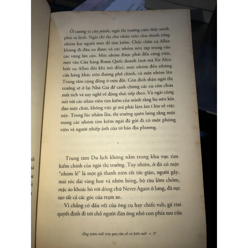 Ông trăm tuổi trèo qua cửa sổ và biến mất - Jonas Jonasson 1024816