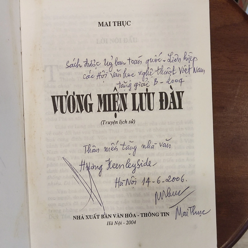 Vương miện lưu đày - Mai Thục (Có chữ ký tác giả ký tặng nhà văn Hương Keenleyside) 455465