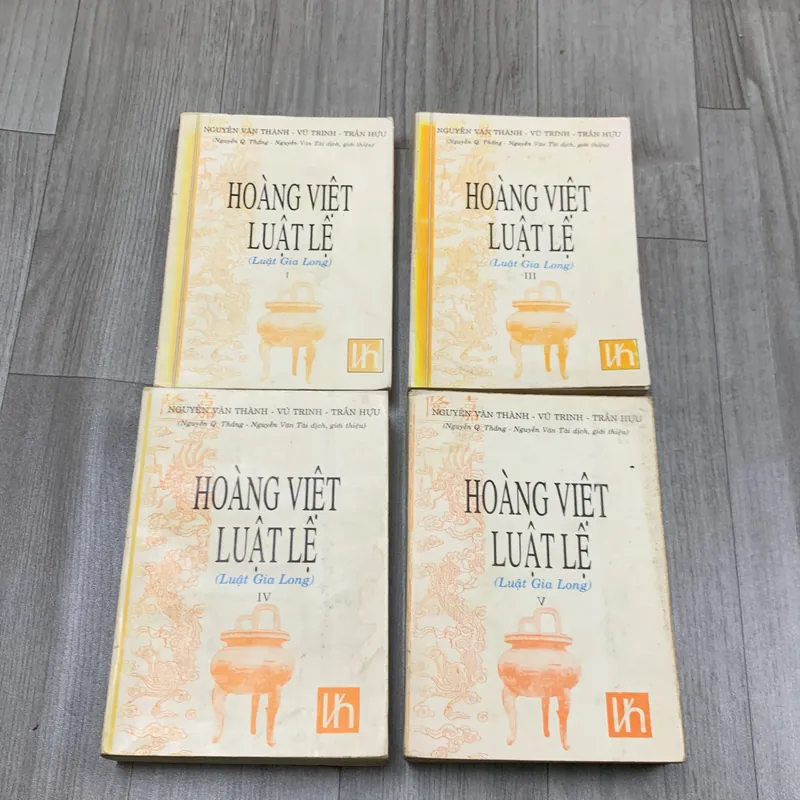 Hoàng việt luật lệ ( luật gia long). Combo 4 cuốn. Thiếu tập 2. 3a2 707596