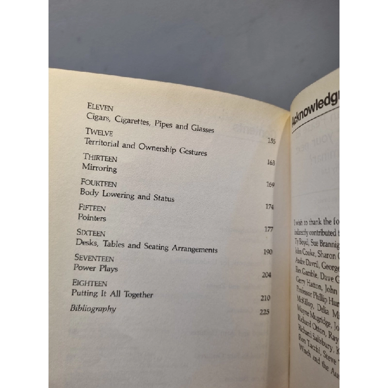 BODY LANGUAGE : How To Read Others' Thoughts By Their Gestures - Allan Pease 186137