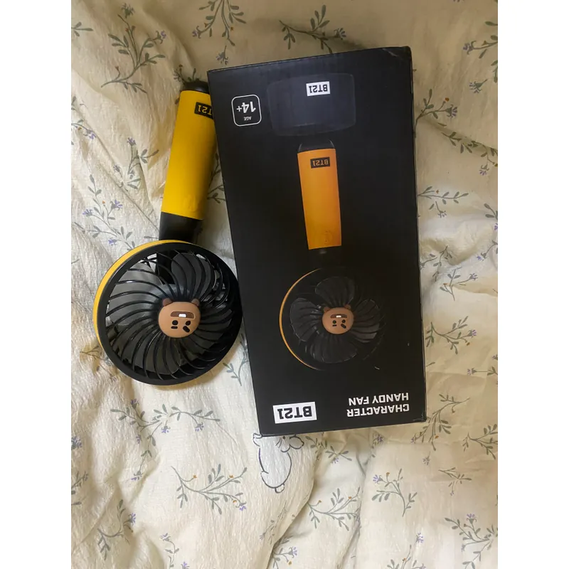 Quạt cầm tay Bt21 Shocky ver 1 tặng kèm dây đeo, nguyên hộp 590832