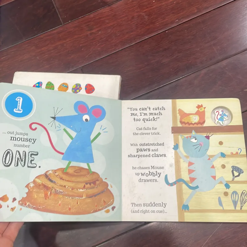 NGOẠI VĂN : sách tiếng anh counting :Five Funny Eggs hoặc Five Clever Mice : chọn 1 quyển  1027981