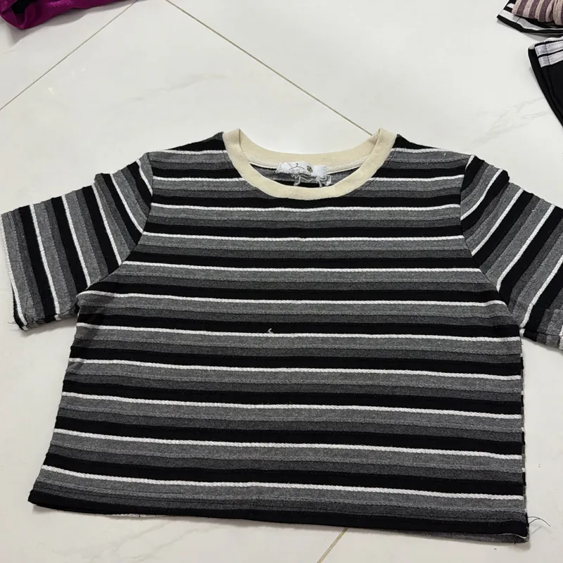 Áo thun crop sọc trắng đen 741009