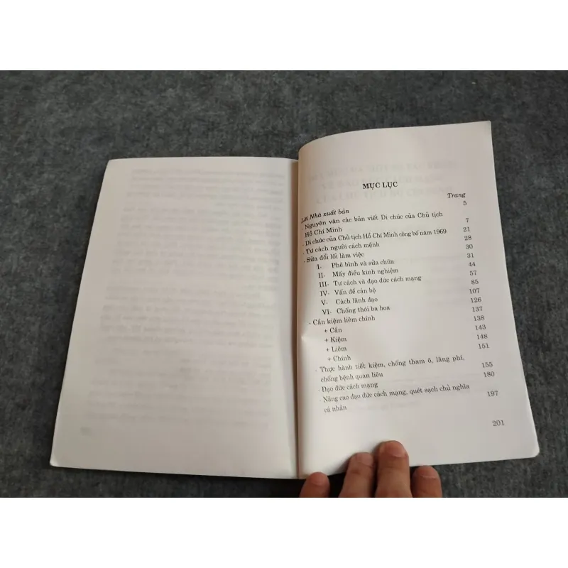 DI CHÚC VÀ MỘT SỐ TÁC PHẨM VỀ ĐẠO ĐỨC CÁCH MẠNG CỦA CHỦ TỊCH HỒ CHÍ MINH 697786