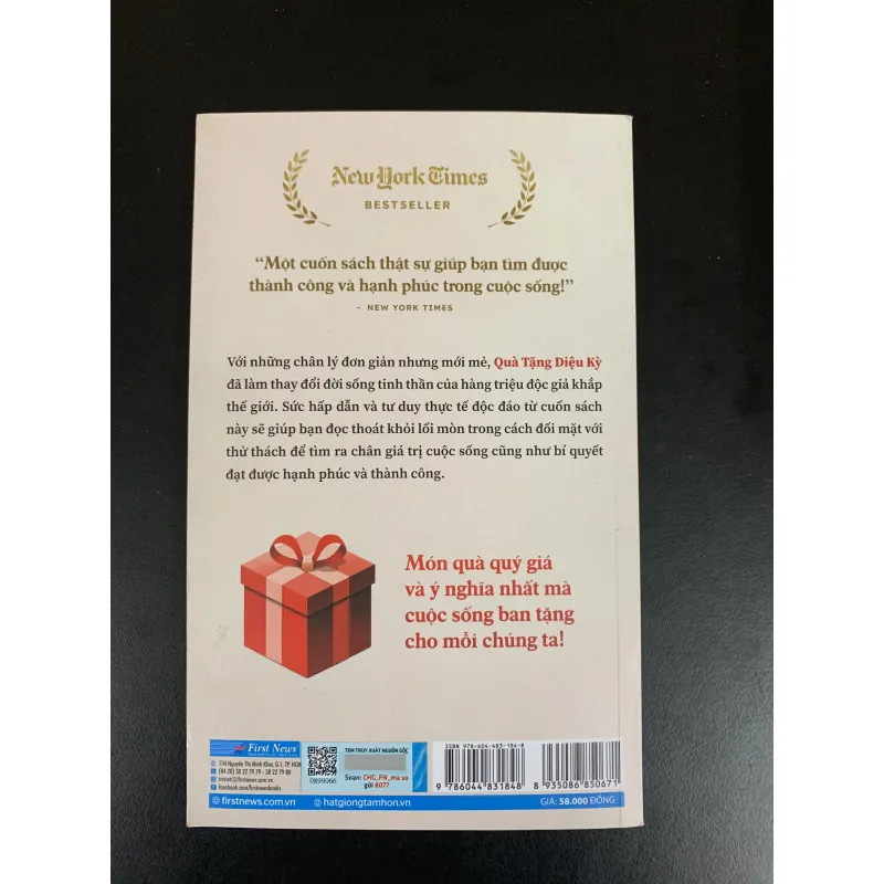 (Sách cũ) Quà tặng diệu kỳ - Bí mật đưa bạn đến hạnh phúc và thành công - Spencer Johnson 958500