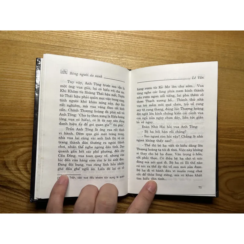 Bóng người áo xanh (bìa cứng) 709159