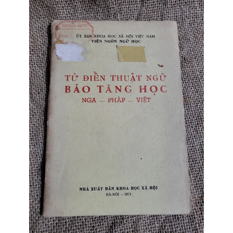 Từ điển thuật ngữ bảo tàng học  _ Việt Pháp Nga_  1971_ Kích thước 13×20cm971 365815