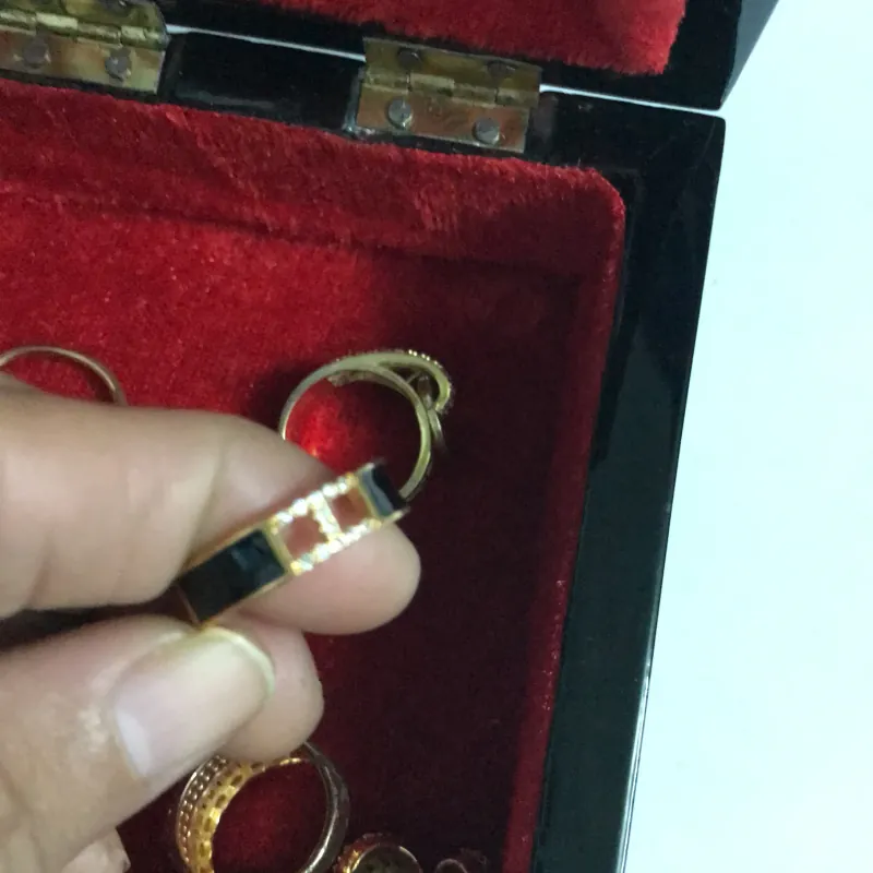 Nhẫn vừa bán vừa tặng 977319