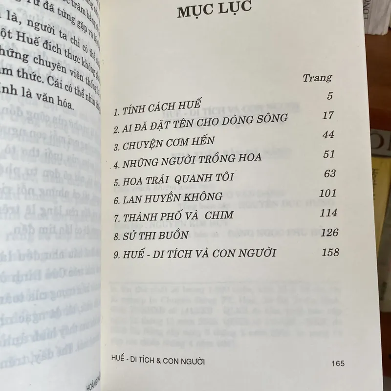 HUẾ - DI TÍCH & CON NGƯỜI, tập bút ký chọn lọc viết về Huế (XB 2001) 590603