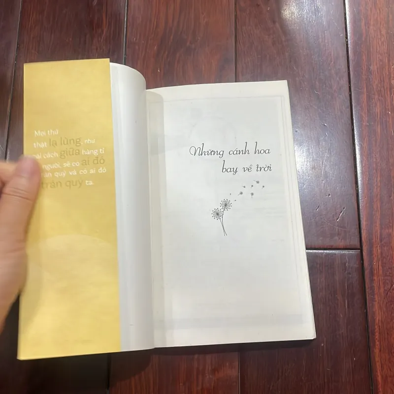 Văn học trẻ - những cánh hoa bay về trời nxb LD 2017  1025872