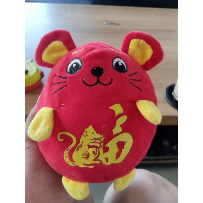 một con thú nhồi bông hình chuột màu đỏ. Hàng 2hand 996598