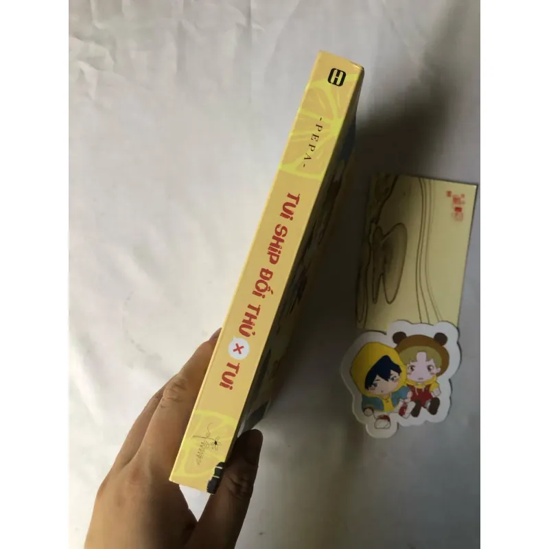 Sách cũ, bị rách bìa trước, bị dán sticker Tui Ship Đối Thủ X Tui - PEPA 991966