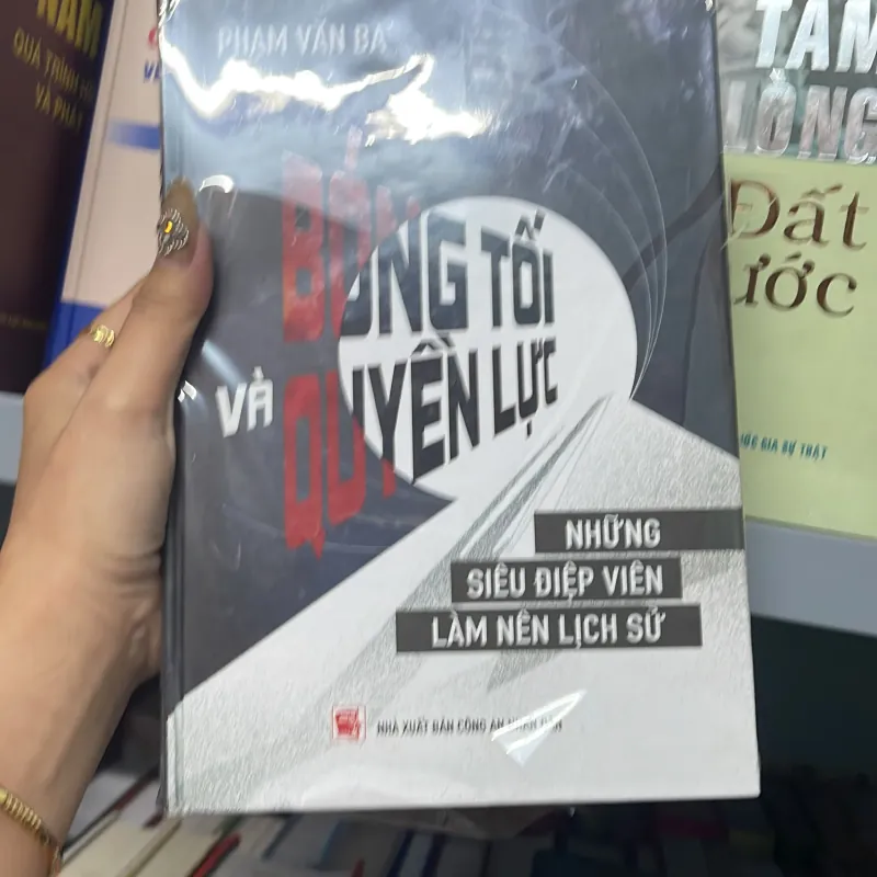 Bóng Tối và Quyền Lực  1032875
