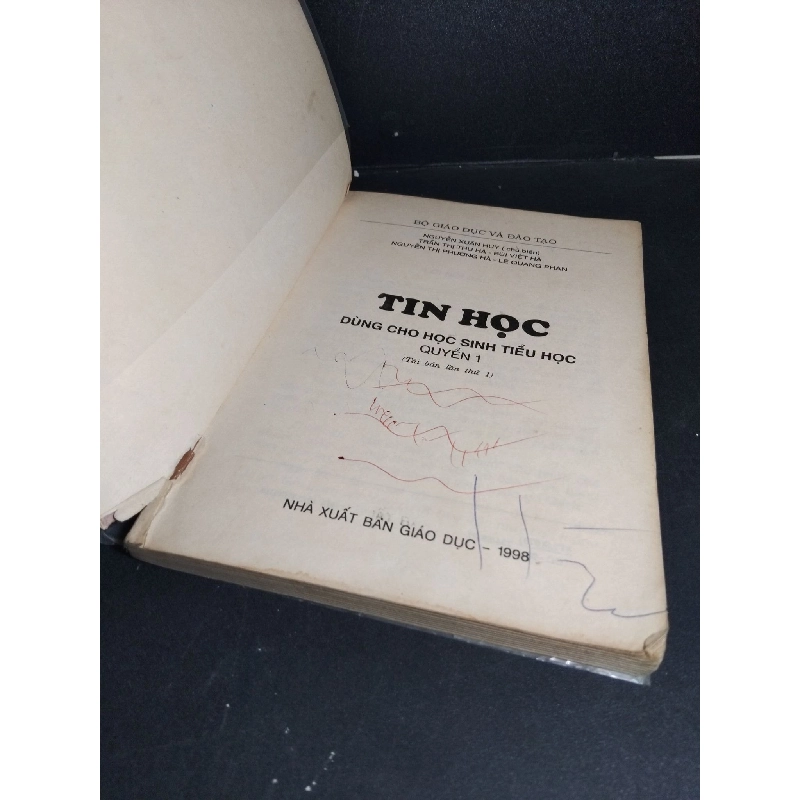 Tin học dùng cho học sinh tiểu học quyển 1 mới 70% rách bìa, ố vàng, có vết mực vẽ 1998 HCM2101 Bộ Giáo Dục và Đào Tạo GIÁO KHOA 923126