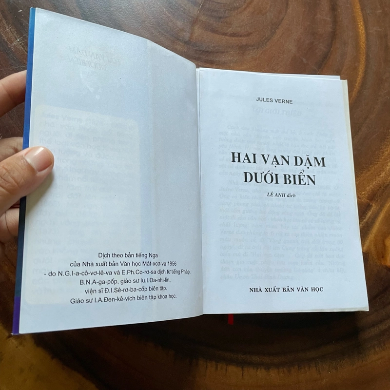 II Tựa sách: Hai Vạn Dặm Dưới Biển - JULES VERNE - 2010 442479