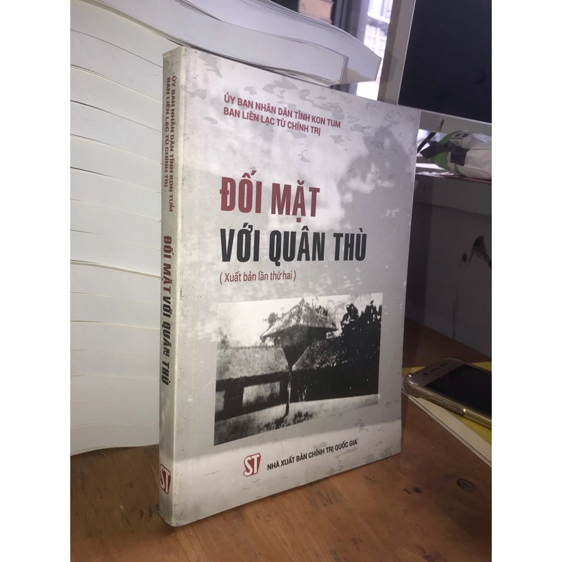 Đối mặt với quân thù 497356