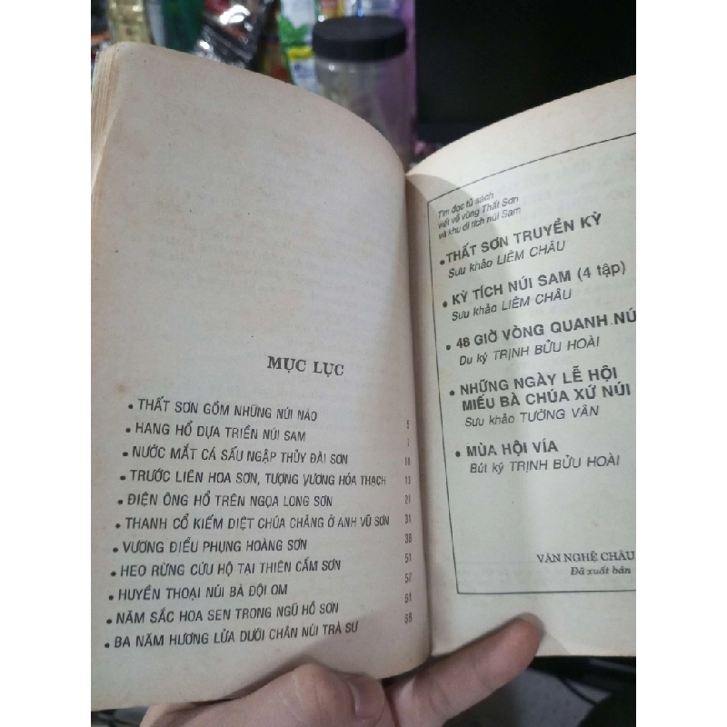 Mười Đỉnh Núi Thiêng - Liêm Châu 2002 mới 80% ố (Sách văn học) HCM1304 1011561