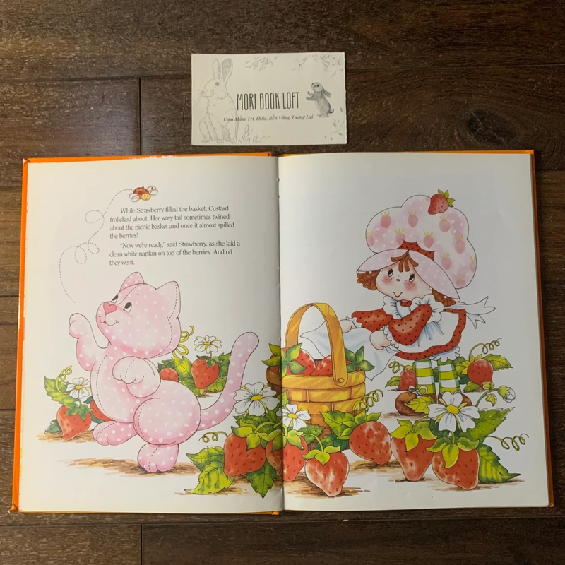 Sách ngoại văn Strawberry Shortcake and the Deep, Dark Woods, Used, Bìa cứng 492669